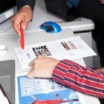 自分以外の誰かの写真を使用する場合には、個人で出版するものや会社で出版するもの問わず、相手に確認をとったり、モザイクをかけたり…十分な対処を講じましょう。