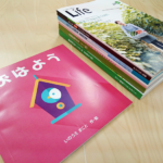 奥に積んであるのはB5サイズの冊子で、手前の冊子が正方形の変形サイズ。冊子の形を変えることで、内容をより活かせるので、イラストや写真を多用する絵本や写真集などにおすすめです!