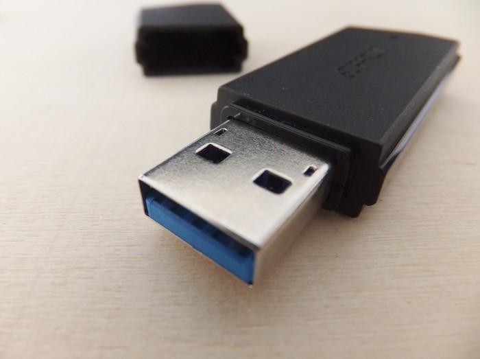 こちらがUSB。これ1つあると色々なデータを保存しておけます。