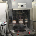 インキディスペンサーID-FX　高さ90㎝、幅70㎝ほどの機械の中でぐるぐると複数のインキの缶が回っております。